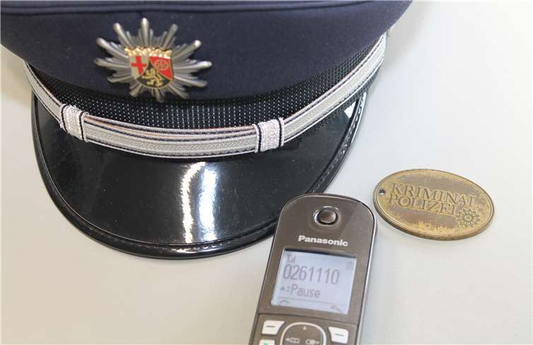Immer wieder geben sich Kriminelle am Telefon als Polizeibeamte aus, um leichtsinnige Bürger zu betrügen. Polizei