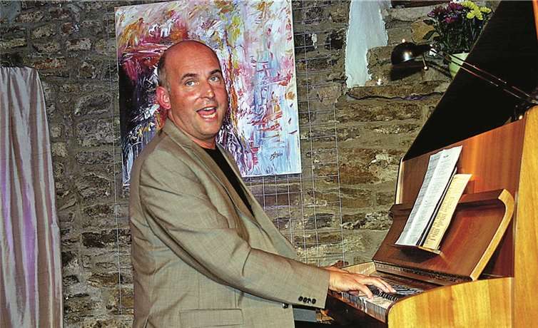 Immer wieder gelang es Holger Queck, aus dem Publikum einen stimmgewaltigen Chor zu bilden. RÜ