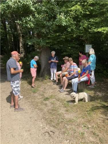 Immer wieder gern genommen - der erfrischende Schluck Wasser am Rastplatz. Foto: privat
