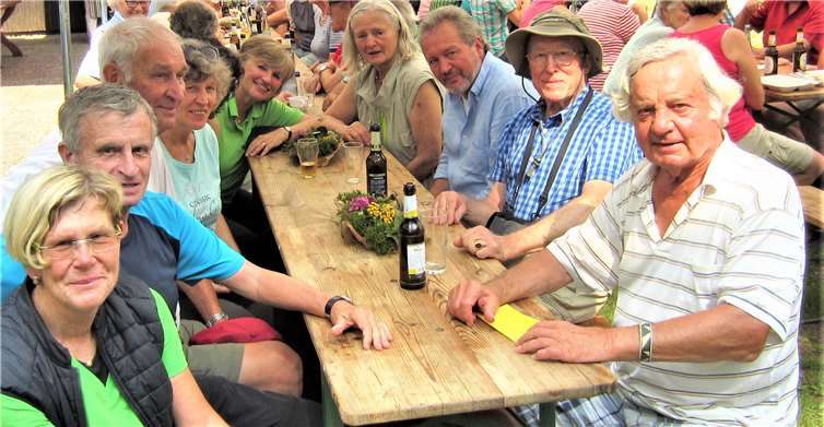 Immer wieder gern nimmt der Eifelverein Remagen am stimmungsvollen Mellerbergfest der Kesselinger Eifelfreunde teil. Foto: privat