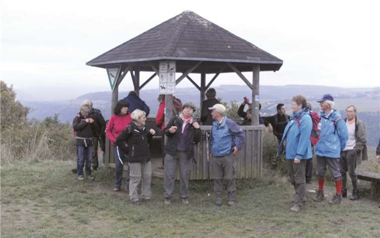 Immer wieder hatte die Wandergruppe des Eifelvereins aus Sinzig nach den aufstiegen grandiose Ausblicke in die Täler. privat