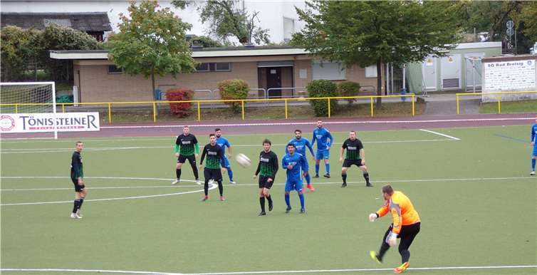 Immer wieder im Mittelpunkt des Geschehens der Torwart der Gäste. Foto: privat