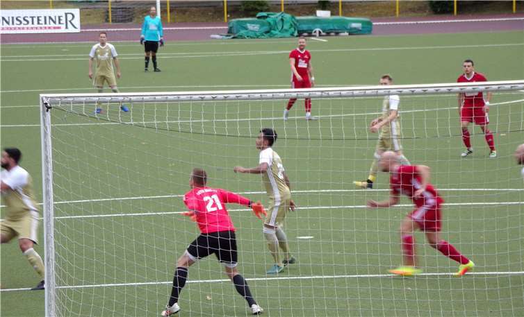 Immer wieder im Mittelpunkt des Geschehens, die Abwehr der SG Bad Breisig / Inter Sinzig. Foto: privat