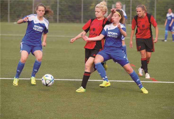 Immer wieder konnten sich die Stürmerinnen des FV Rübenach gegen die Regionalligareserve aus Montabaur durchsetzen. privat
