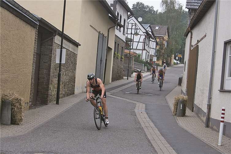 Immer wieder spektakulär sind die Rennszenen, die die Zuschauer in der Sinziger Straße in Waldorf zu sehen bekommen. -WK-