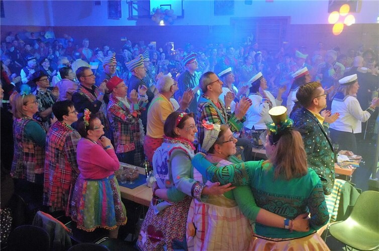 Immer wieder stand die Narhalla Kopf und niemanden hielt es mehr auf den Stühlen...