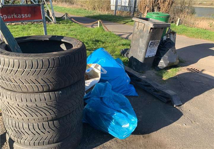 Immer wieder werden auch Autoreifen illegal entsorgt. Das ist nicht nur verboten, sondern auch eine Gefahr für die Natur.