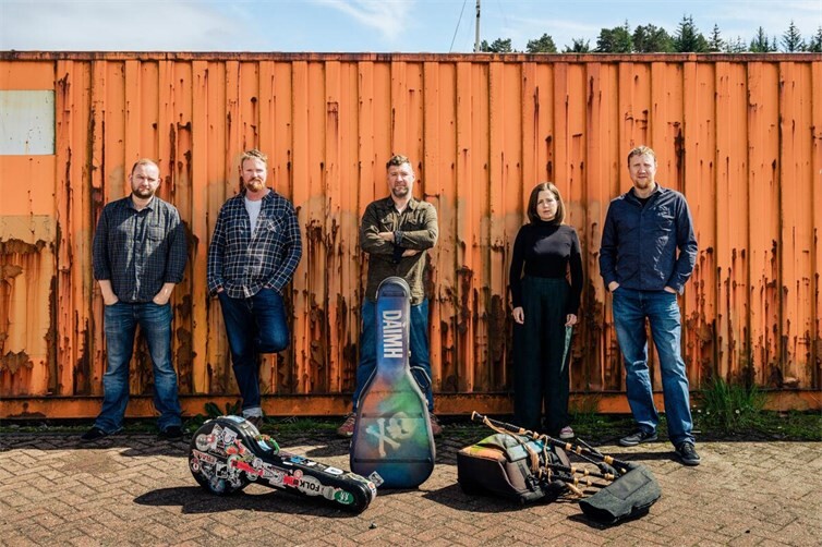 Immer wieder wird „Daimh“ als Gaelic Supergroup bezeichnet und wenn man die fünfköpfige Band hört, stellt man fest, dass dies keineswegs übertrieben ist. 