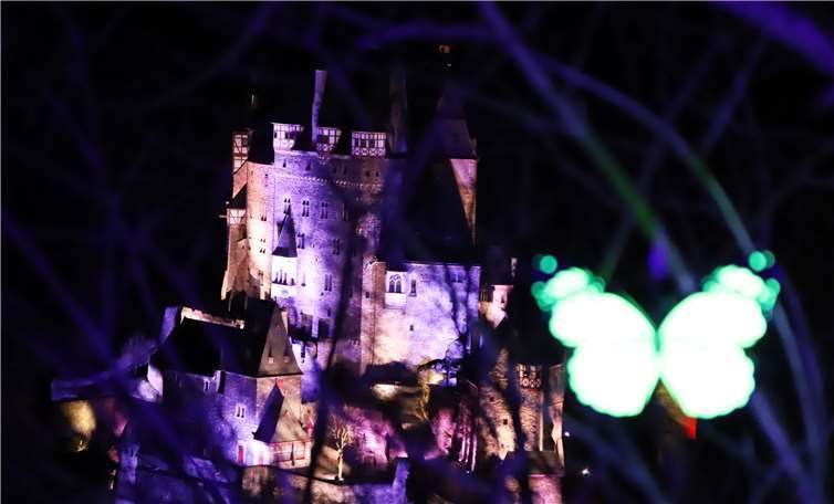 Immer wieder wurden besondere Blicke auf die Burg Eltz frei.