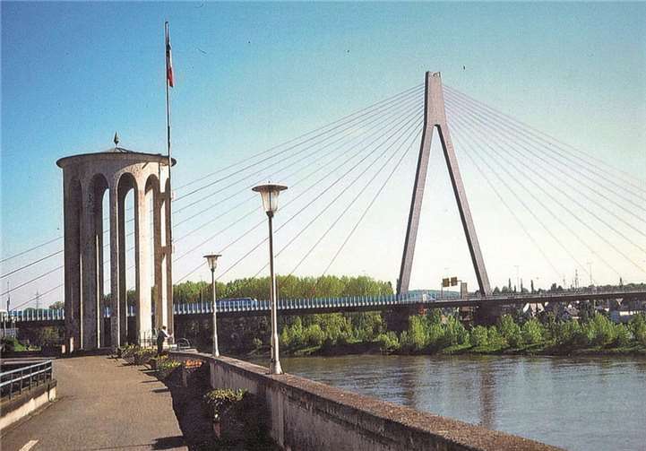 Immer wiederkehrende Überschwemmungen halten viele davon ab, in Ufernähe zu leben und zu arbeiten. In Neuwied hält der Deich das Wasser von der Stadt fern. Stadt Neuwied