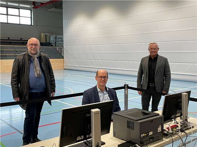 „Impf-Dock“ Hans-Uwe Dockhorn (von links), Bürgermeister Jan Ermtraud und Landrat Achim Hallerbach freuen sich, dass ab dem heutigen Freitag auch in der Rheinbrohler Römerwallhalle geimpft wird.Foto: Kreisverwaltung Neuwied