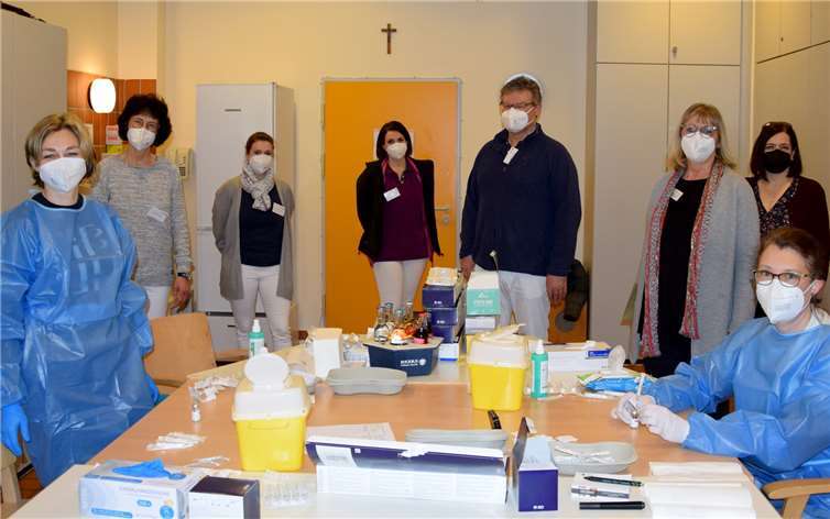 Impfteam um Dr. med. Dietmar und Dr. med. Maresi Jost, Apothekerinnen, Einrichtungs- und Bereichsleitung.