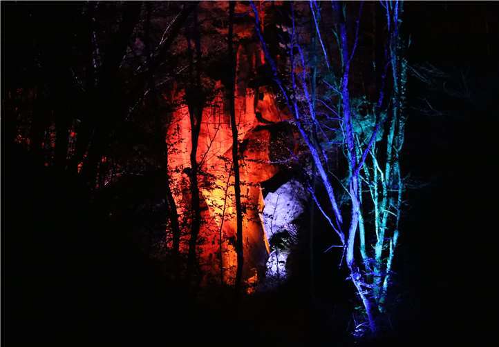 Imposant: Felsen und Basaltwände strahlen...
