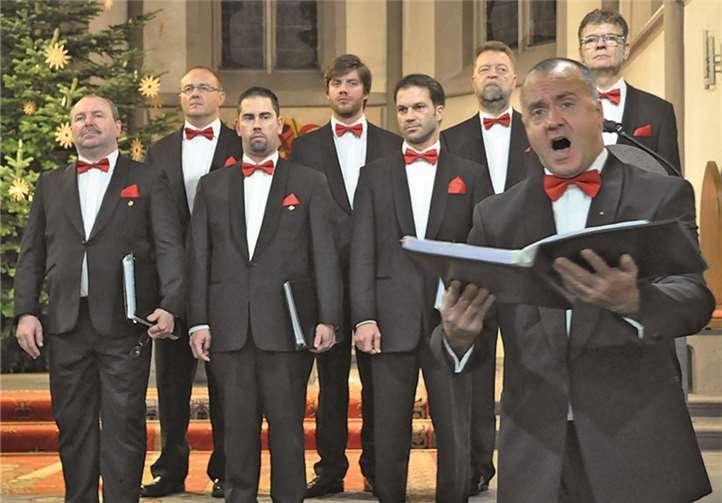 Imposant der Solist Stefan Zier mit „Es blüht eine Rose zur Weihnachtszeit“.