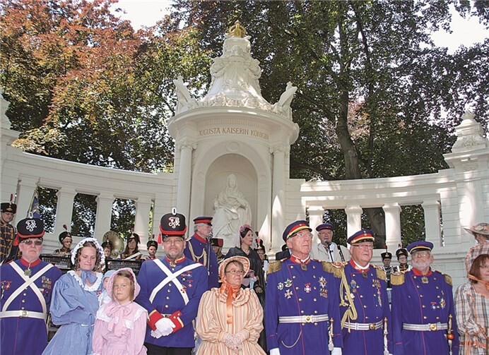 Imposante Ansichten bei der Eröffnung des „Augusta Weinuferfest“ am „Kaiserin-Augusta-Denkmal. US