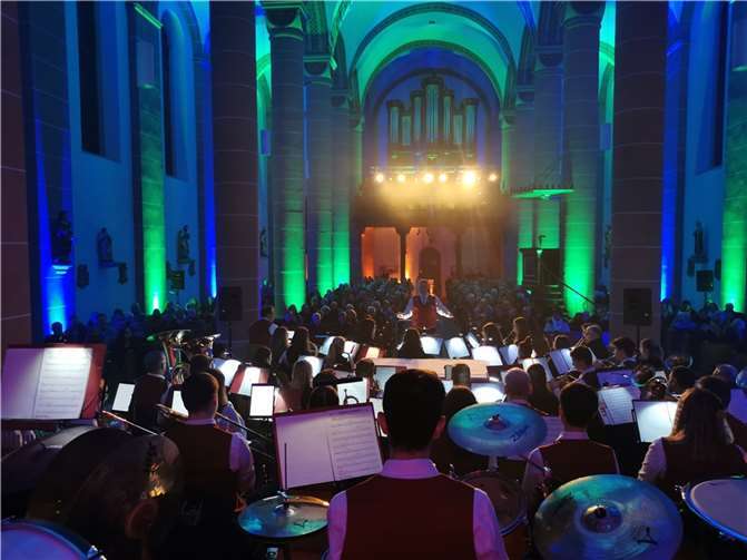 Imposante Lichtilluminationen und klangvoller Sound unterstützten die gefühlvolle Musikauswahl.