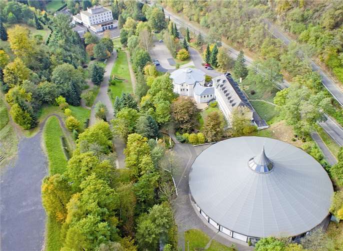 Imposante Pilgerkirche inmitten wunderschöner Spazierwege und Natur.privat