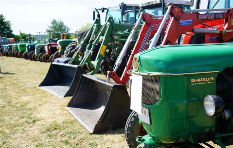 Imposantes Bild: 41 Traktoren fuhren eine Ehrenrunde auf dem Sportplatz und stellten sich dann auf.