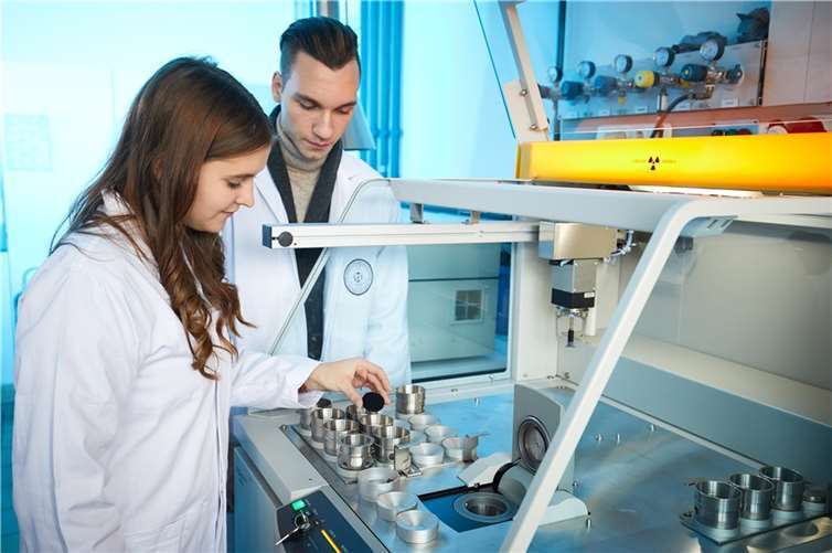 Impression aus einem Labor der Werkstofftechnik Glas und Keramik. Foto: Hochschule Koblenz/Gloger
