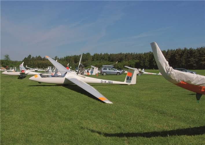Impression vom Starterfeld der Doppelsitzer, im Vordergrund Janus CM „MA“ vom Team Alice Toups, Ernst Durwen (Luftsportverein Mönchsheide)