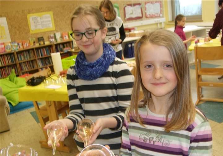 Impression vom Workshop: Goldstaub ist immer eine schöne Grundlage beim Bemalen von Christbaumkugeln- und tropfen. privat