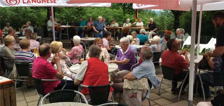 Impression vom letzten Liedersingen 2016, bevor die Cäcilia-Hütte ein Opfer der Flammen wurde.Foto: privat