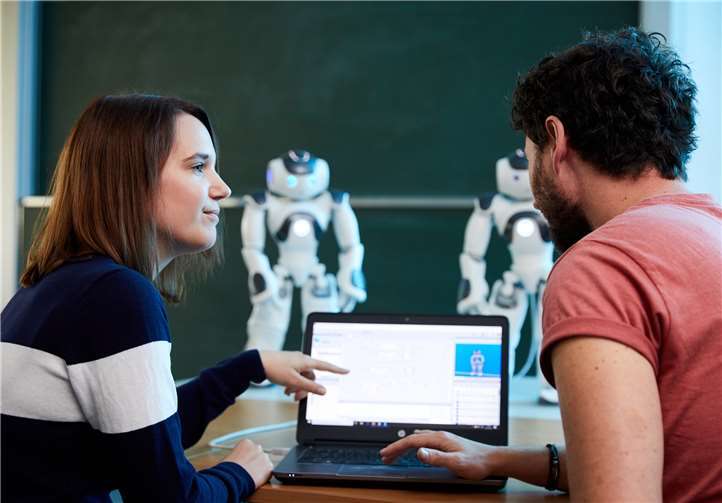 Impressionen aus dem 3D-Druck-Labor sowie von den Robotern aus der Vor-Corona-Zeit. Foto: Hochschule Koblenz/Gloger