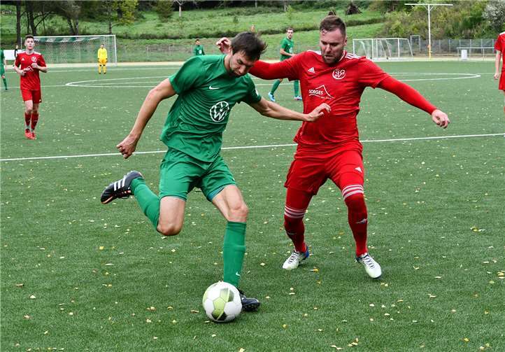 Impressionen aus dem Spiel. Fotos: RASCH