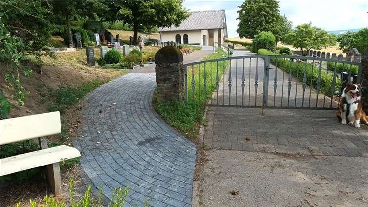 Impressionen des Friedhofes. Quellen: Ortsgemeinde Macken