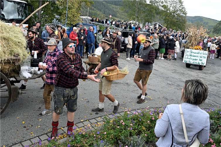 Impressionen vom Trachtenumzug beim Oktoberfest in Insul am15.10.2023
