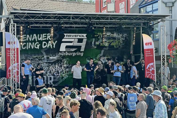 Impressionen von der großen Fanparty 2025 beim Adenauer Racing Day zum Start der...