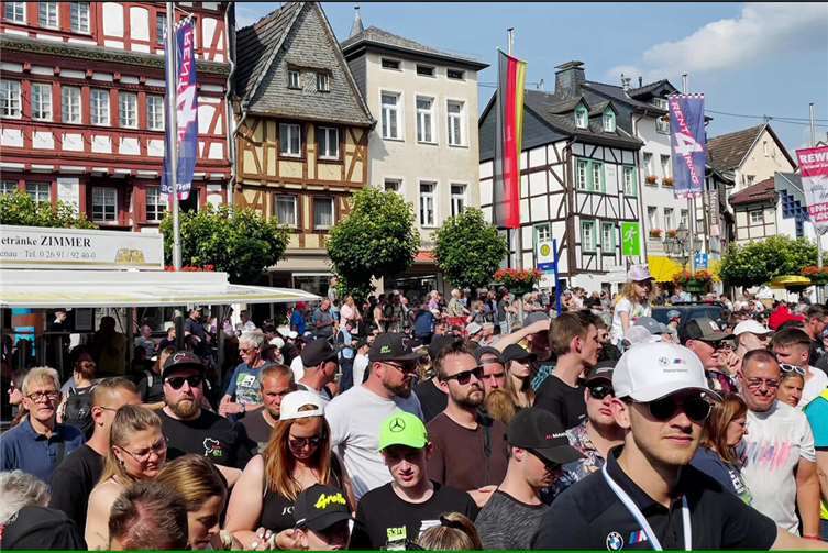 Impressionen von der großen Fanparty 2025 beim Adenauer Racing Day zum Start der...