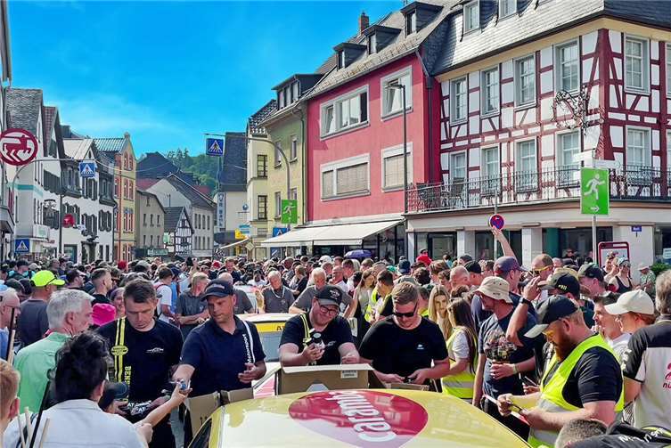 Impressionen von der großen Fanparty 2025 beim Adenauer Racing Day zum Start der...