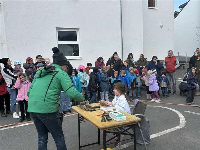 Impro- Theater, „Zeitreise“, 1. Akt: Pauline Adler, hier „Grundschulpraktikantin“ bei der „GDKE“ bei „ersten Voruntersuchungen“ auf dem Schulhof Niederwerth.