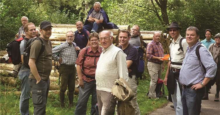 Improvisierte Mittagsrast am Wegesrand.  Privat