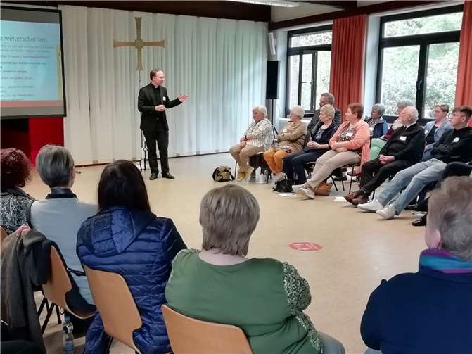 Impulse von Dr. Marco Benini, Liturgieprofessor an der Theologischen Fakultät Trier, waren Teil des Workshoptages in Vallendar.  Foto: Bistum Trier/Thomas Berenz