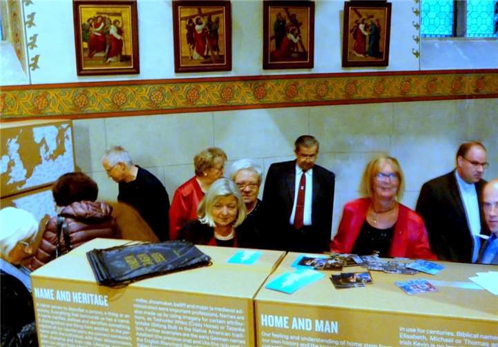 Impulse zur Eigenwirksamkeit werden in ungewöhnlichen Modulen vermittelt. Davon überzeugten sich die Eröffnungsbesucher, darunter auch Dechant Jörg Schuh (2.v.r.) und die Pfarr-Räte Thomas Steffens (r.) und Marlies Thelen (3.v.r.)