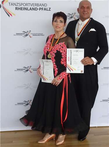 In 14 Turnieren erreichten Marianne Hansen und Hartmut Brosell neunmal einen Podestplatz, zuletzt standen sie als Landesmeister ganz oben auf dem Treppchen. Foto: privat