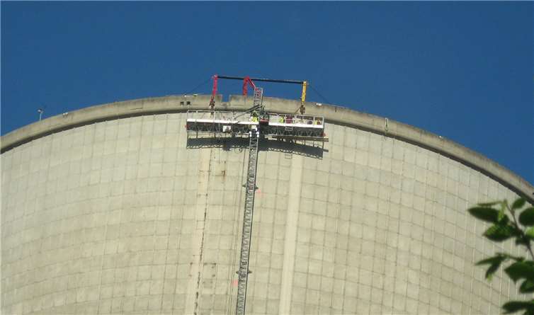 In 162 Meter Höhe werden die Abrissarbeiten auf dem Kühlturm beginnen.privat