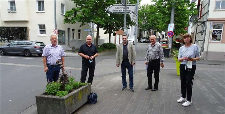 In Abstimmung mit Bürgermeister Stefan Raetz und unter fachkundiger Anleitung eines Gärtners des städtischen Betriebshofs legten CDU Vorstandsmitglieder bei der Bepflanzung von weiteren Blumenkübeln selbst mit Hand an.Foto: privat