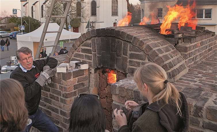 In Adendorf hatten die Töpfer den Kasseler Langofen auf dem Dorfplatz angeheizt und erläuterten den Gästen die Kunst des Tonbrennens.