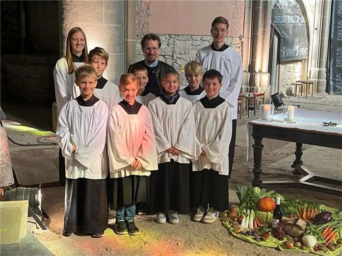 In Ahrweiler empfing Kooperator Heiko Maquardsen mit Jan, Emilie, Eileen, Christian, Johannes, Moritz und Henning gleich sieben neue Ministranten.