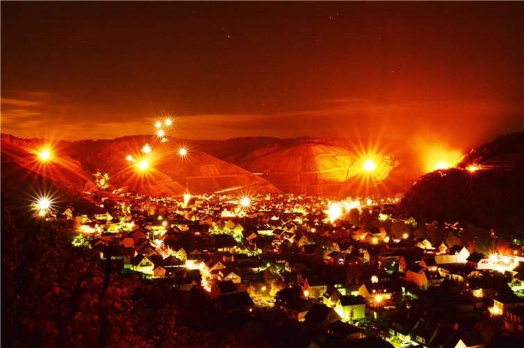 In Ahrweiler entzünden die vier Junggesellenvereine beindruckende Martinsfeuer und Schaubilder in den Weinbergen. Foto: FaszinationAhrFotografie