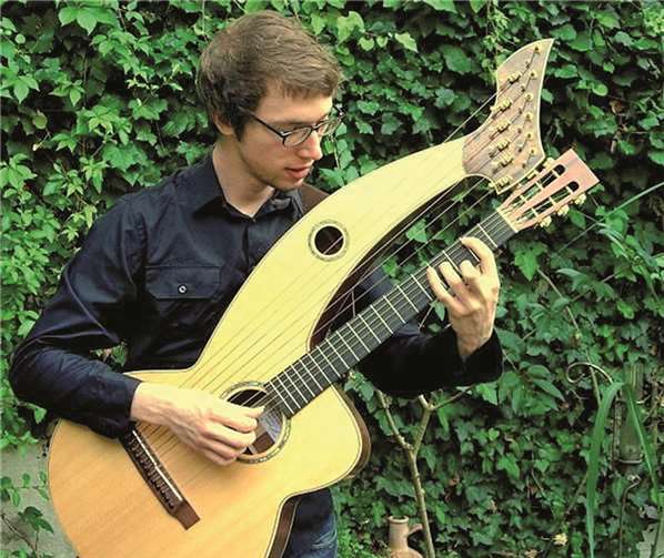 In Ahrweiler spielt Simon Wahl auch auf der Harfengitarre. privat