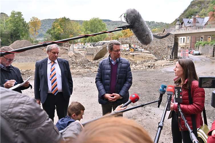 In Altenahr informierte Bürgermeisterin Cornelia Weigand Bundesverkehrsminister Andreas Scheuer (Mitte) über das Ausmaß der Flut-Zerstörungen ihrer Verbandsgemeinde. Foto: DU