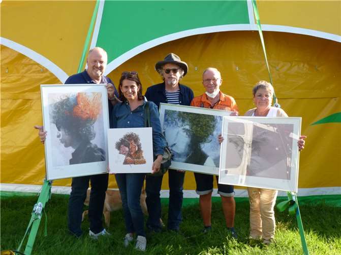 In Altenkirchen wurden die ersteigerten Werke übergeben. (v.l.) Olaf Oldiges, Michaela Oldiges, Wolfgang Niedecken, Siegfried und Gertrud Jur.Foto: HE