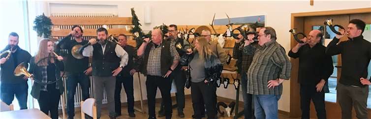 In Altstrimmig wurde bei der Hegeringversammlung auch traditionell die Strecke verblasen.  Foto: Lothar Stülb