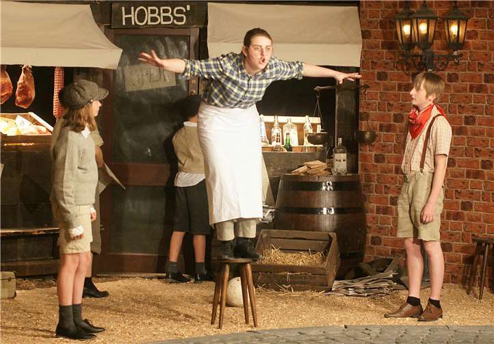 In Amerika lebt Cedric glücklich mit seiner Mutter und seinen Freunden.v.l.:Pauline Janßen (Cedric), Jacklyn Wagner (Mr. Hobbs),Alexander Schrade (Dick Tipton).