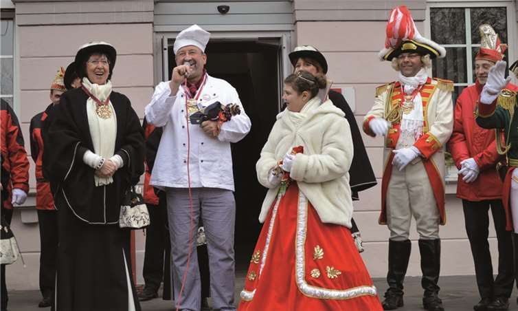 In Anbetracht der starken Frauen-Präsenz blieb Bürgermeister Georgi nichts anderes übrig, als Obermöhn Ingrid Efferz seinen Obolus zu überreichen. AB