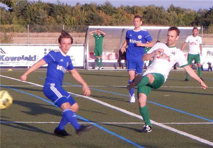 In Andernach kam das Oberzissener Urgestein, Innenverteidiger Markus Nohles (weißes Trikot), nach fast einjähriger Spielpause direkt zu seinem ersten Einsatz in der neuen Saison.privat